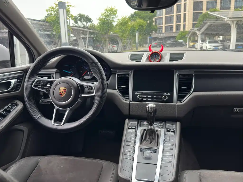 Porsche Macan 2017 — фото 11