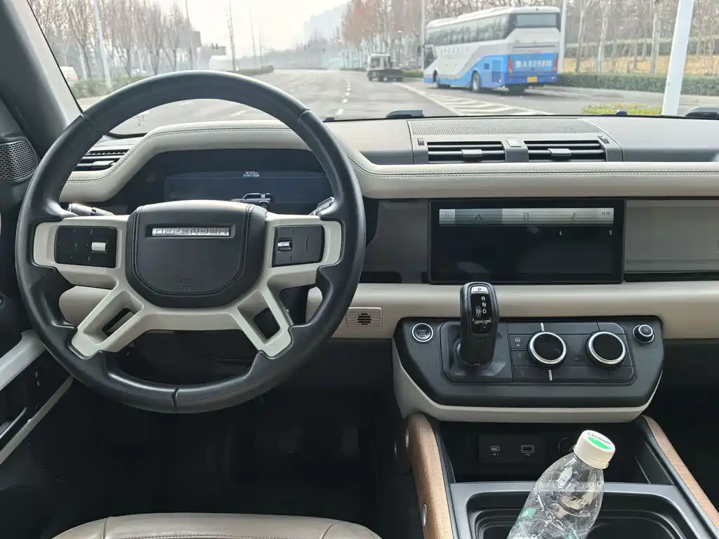 Land Rover Defender 2021 — фото 10