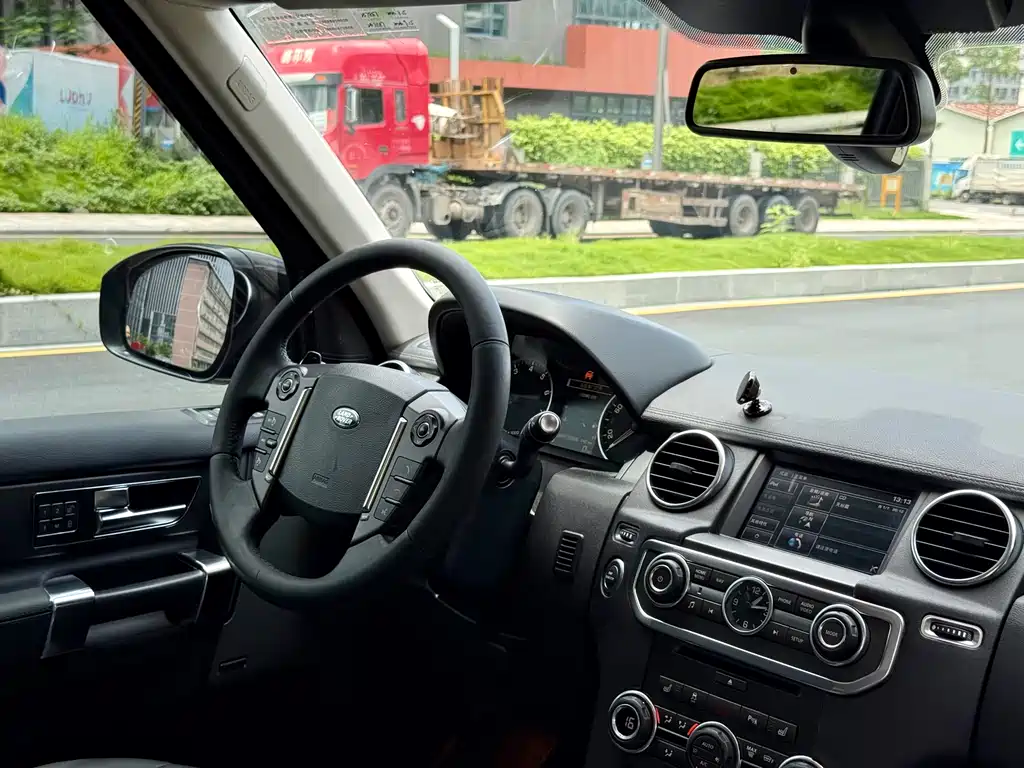 Land Rover Discovery 2015 — фото 14