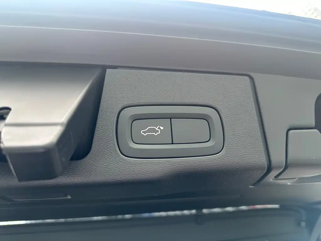 Volvo XC60 2022 — фото 15
