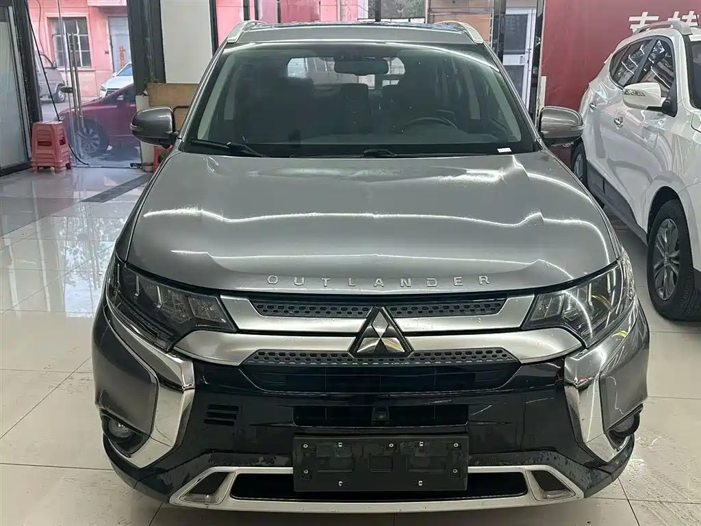 Mitsubishi Outlander 2019 — фото 2