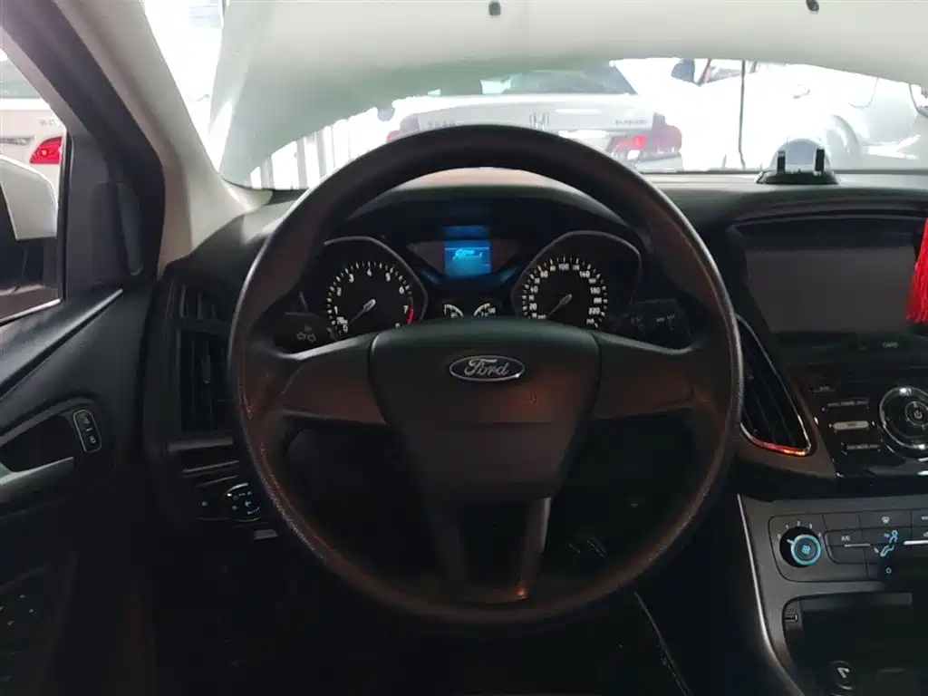 Ford Focus 2015 — фото 11