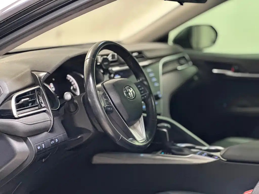 Toyota Camry 2018 — фото 6
