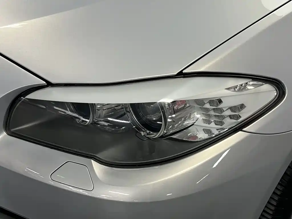 BMW 5 Series 2011 — фото 25