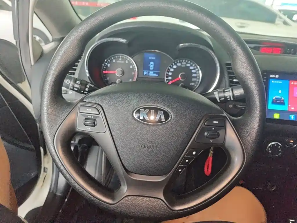 Kia K3 2015 — фото 11