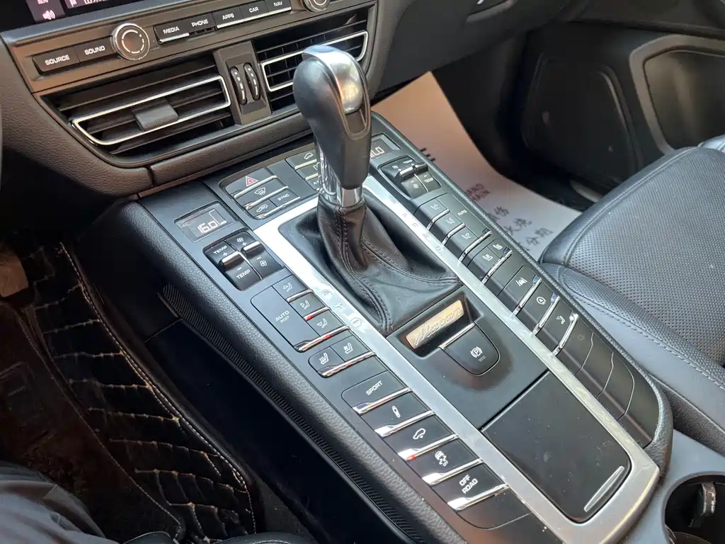 Porsche Macan 2020 — фото 17