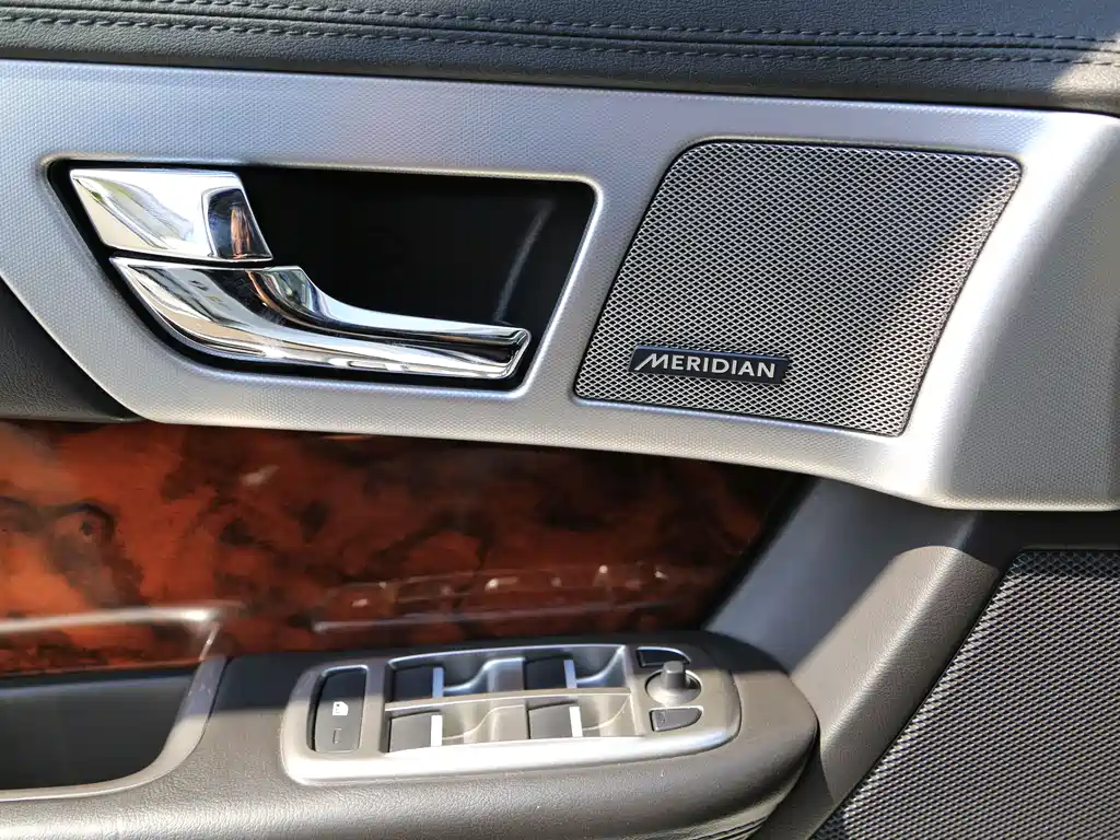 Jaguar XF 2016 — фото 11
