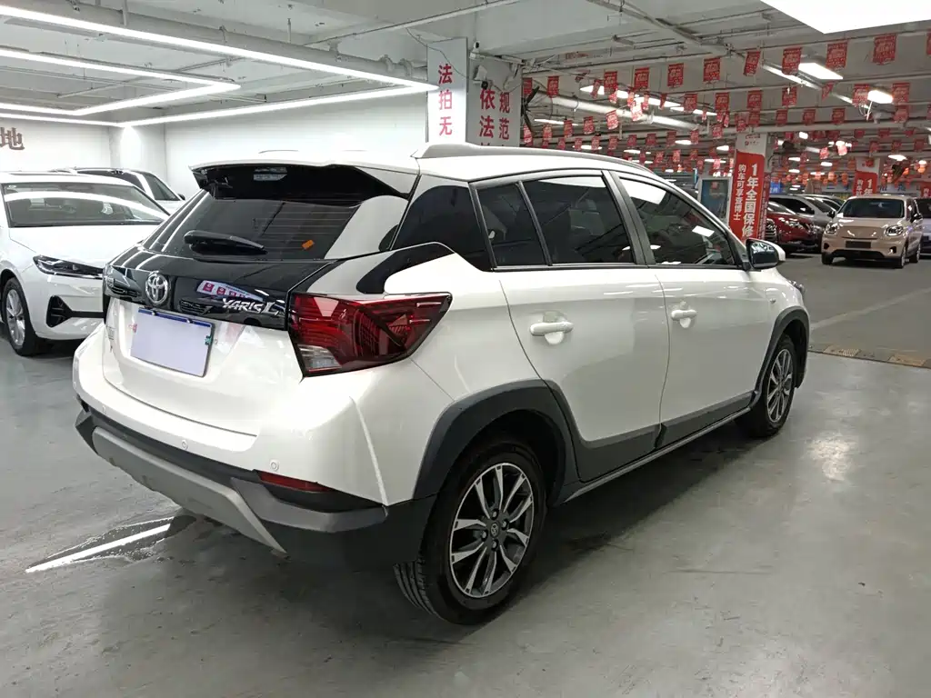 Toyota Yaris L 2022 — фото 12