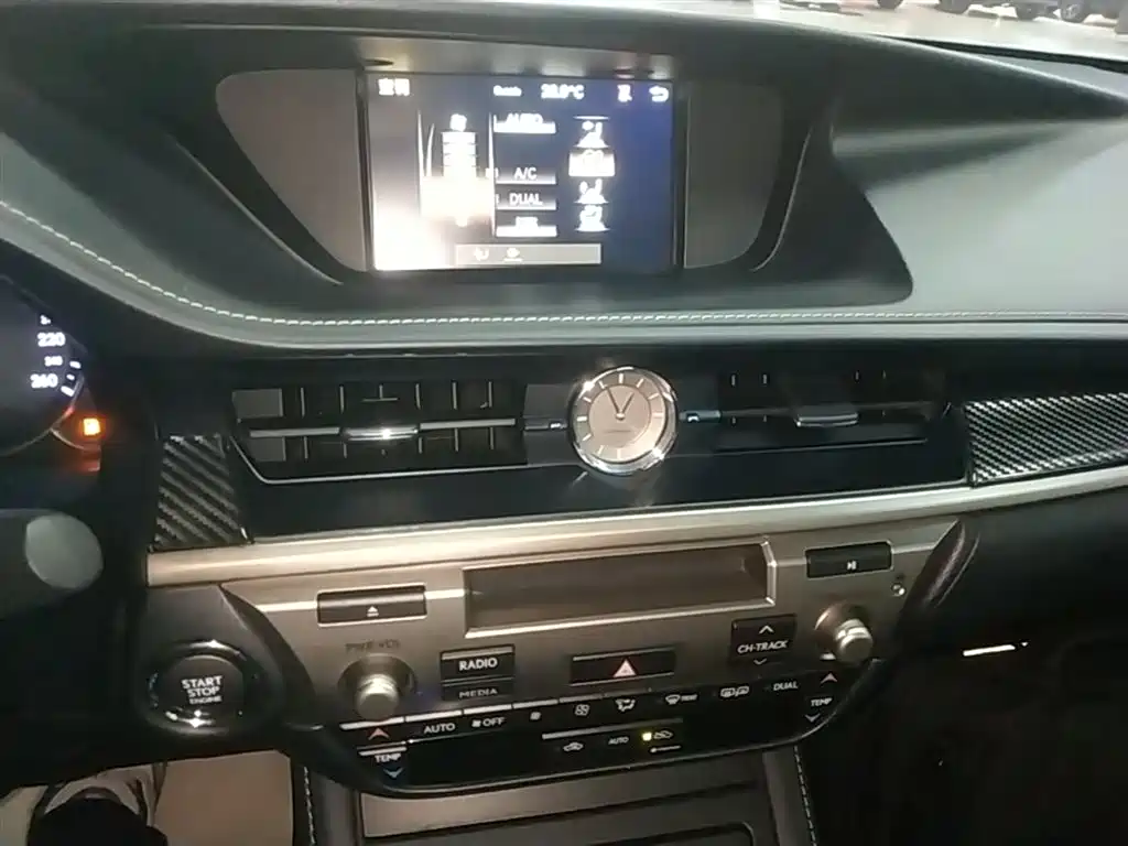 Lexus ES 2018 — фото 13
