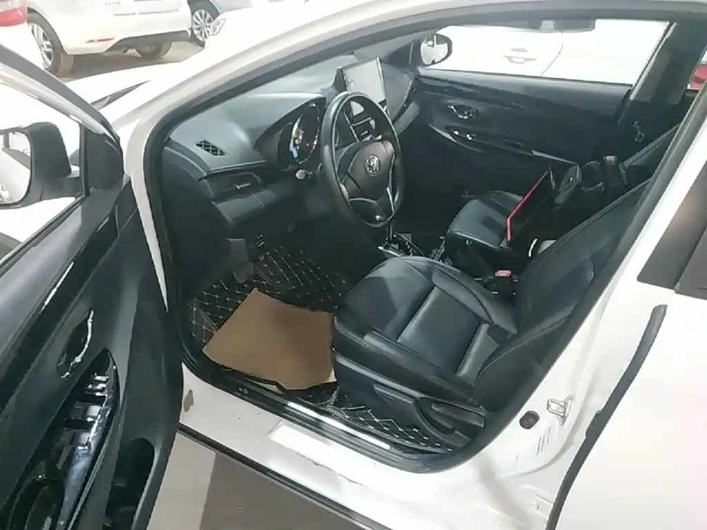 Toyota Yaris L 2021 — фото 16