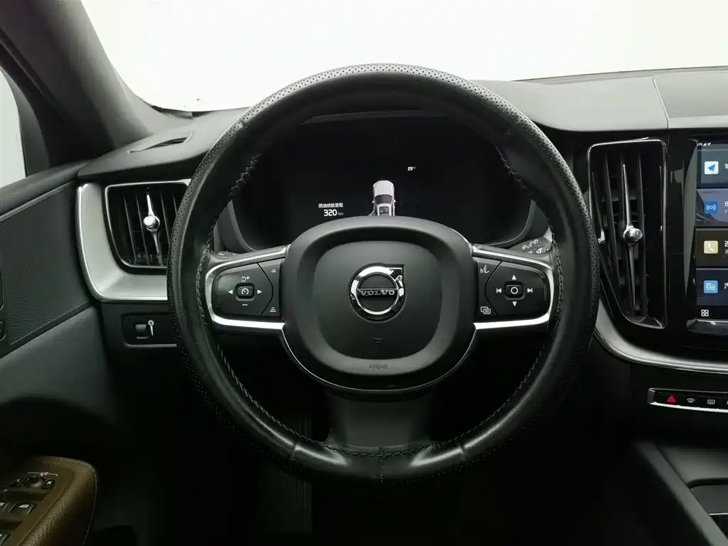 Volvo XC60 2021 — фото 11