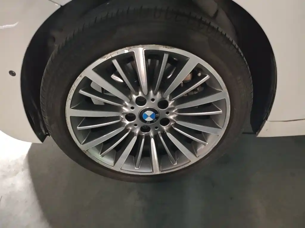 BMW 3 Series 2018 — фото 23
