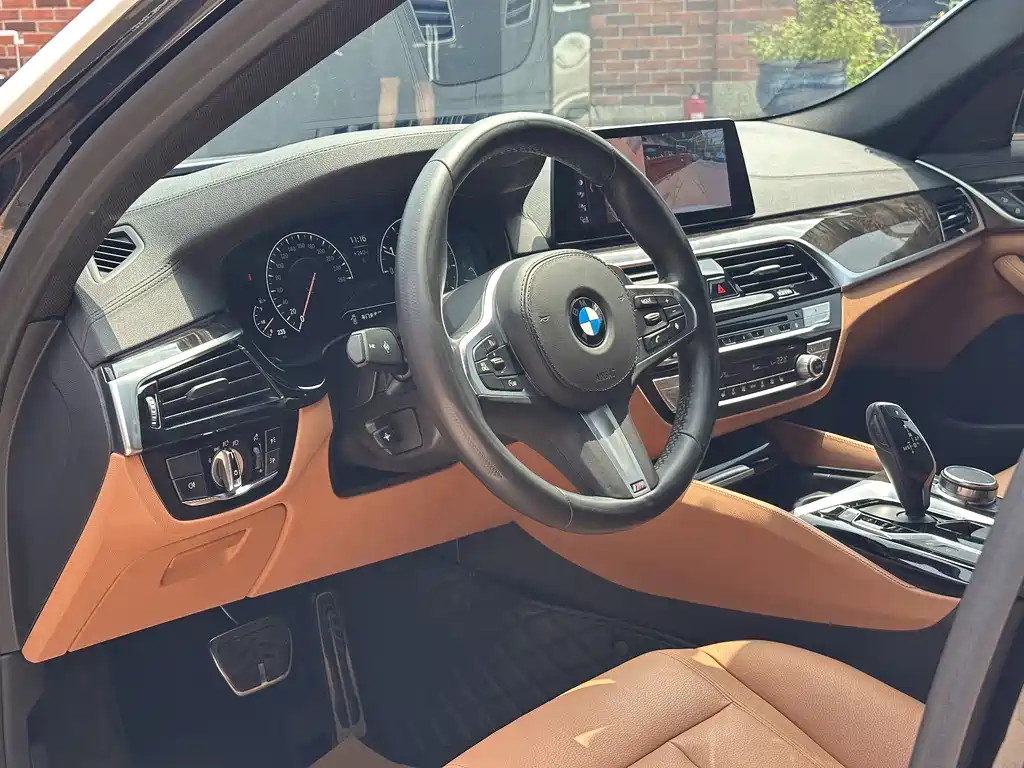 BMW 5 Series 2019 — фото 11