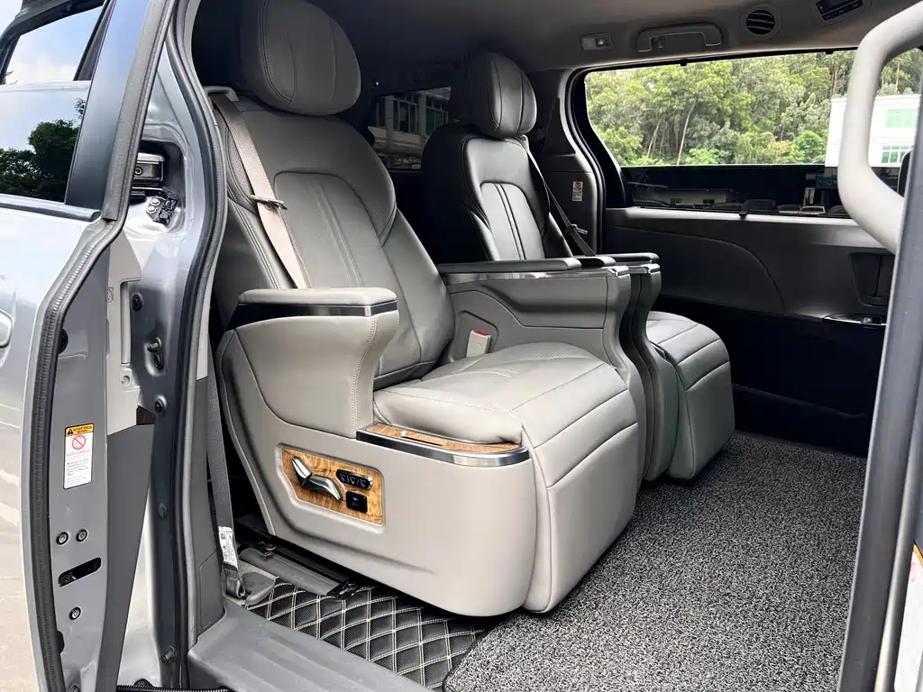 Toyota Sienna 2018 — фото 14