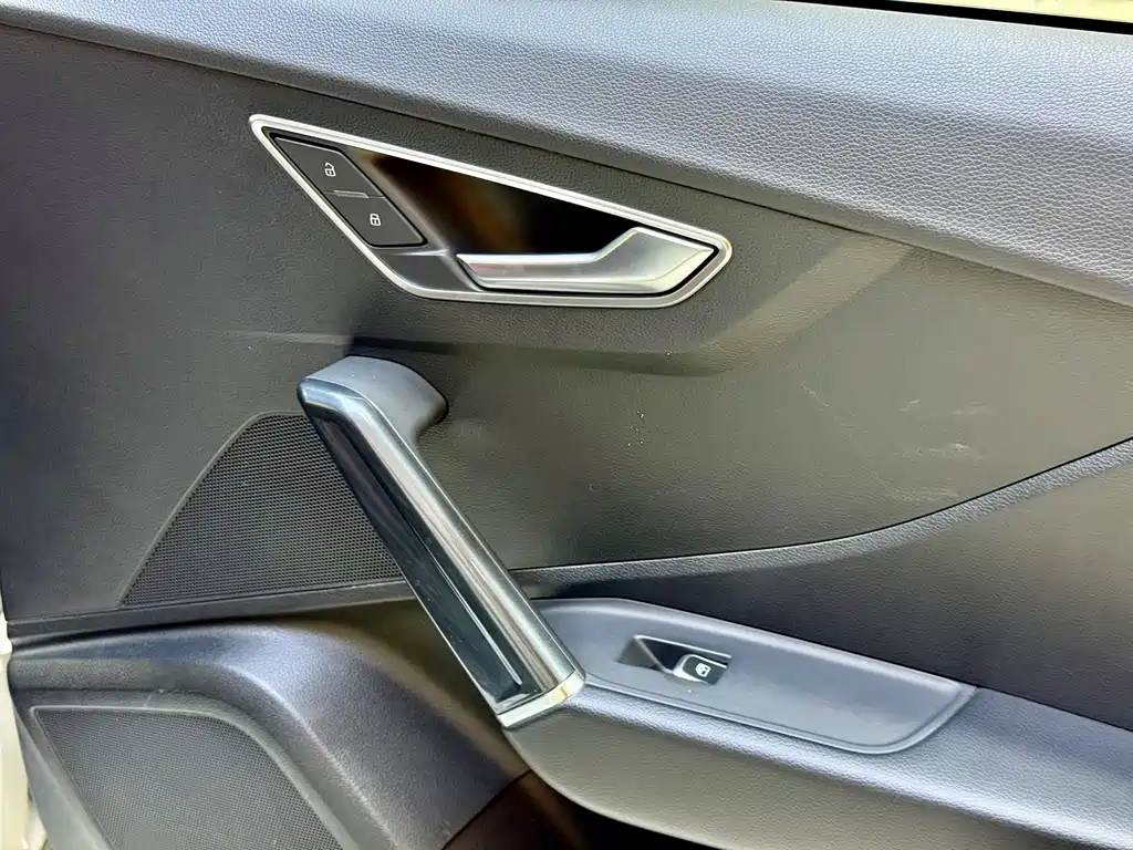 Audi Q2L E-Tron 2020 — фото 10