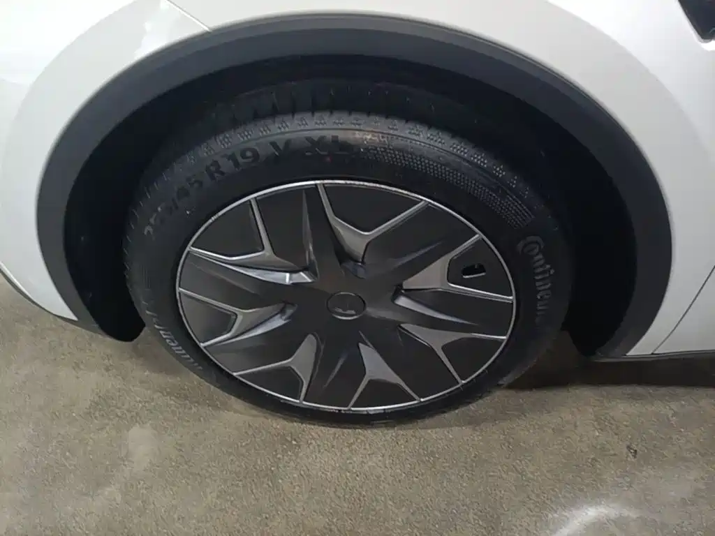 Tesla Model Y L 2025 — фото 10