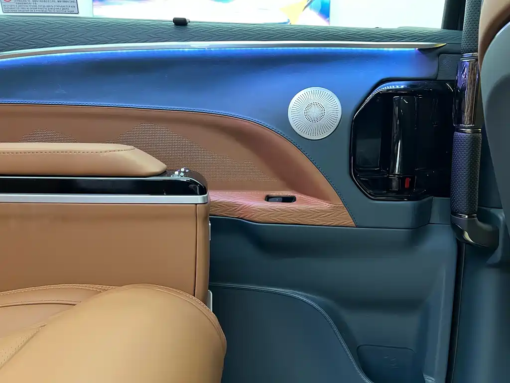 Toyota Granvia — фото 27