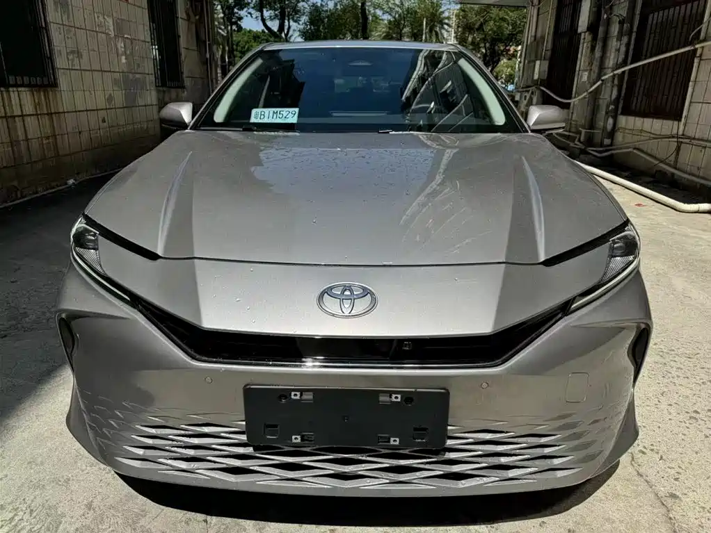 Toyota Camry 2025 — фото 2