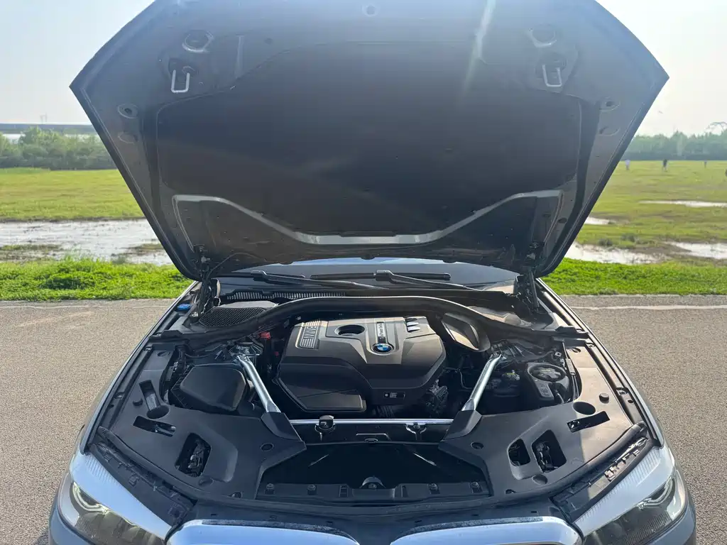 BMW 5 Series 2019 — фото 18