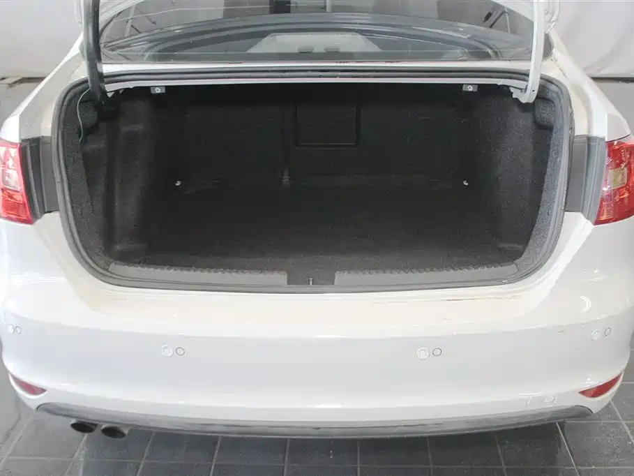 Volkswagen Sagitar 2015