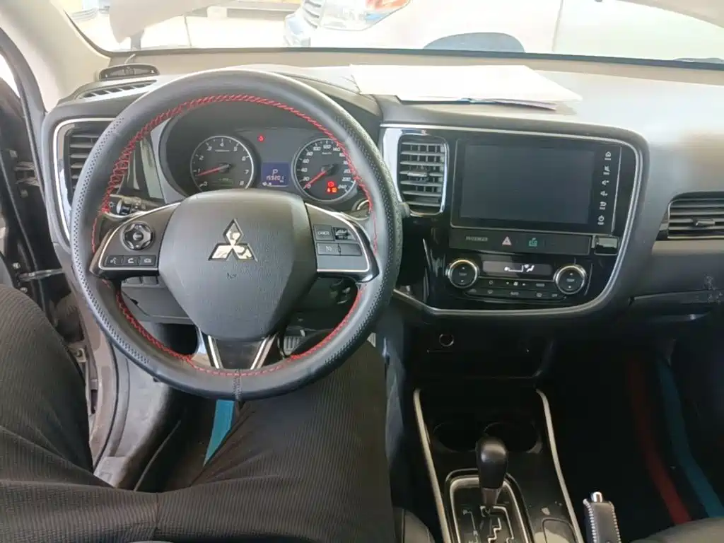 Mitsubishi Outlander 2017 — фото 10