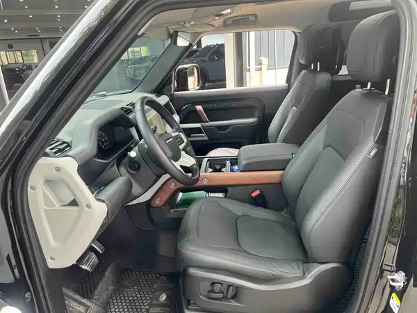 Land Rover Defender 2024