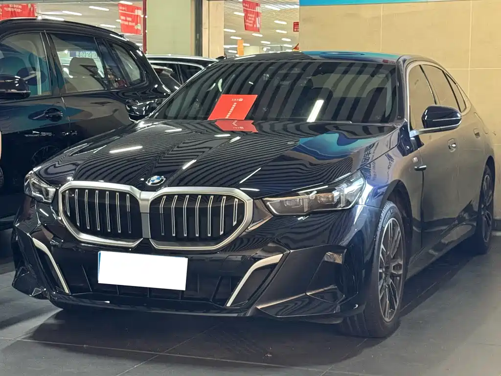 BMW 5 Series 2025 — фото 1