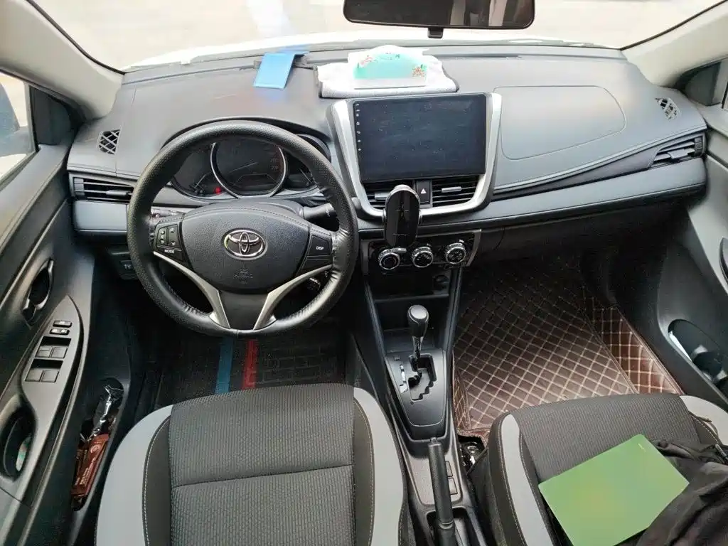 Toyota Yaris L 2022 — фото 13
