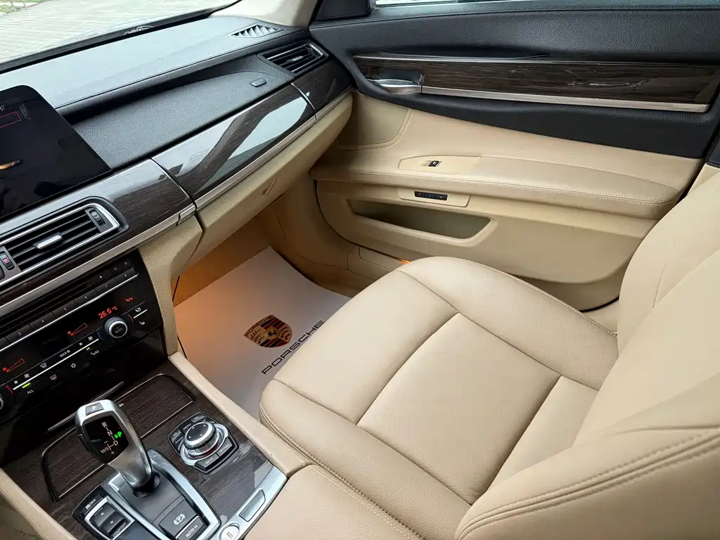 BMW 7 Series 2011 — фото 16