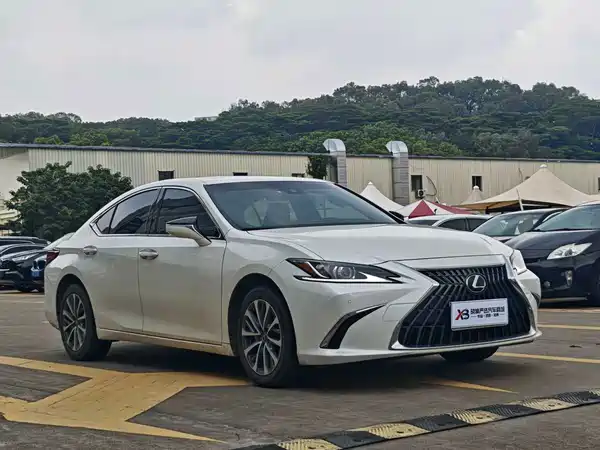 Lexus ES 2023