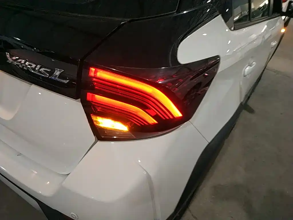 Toyota Yaris L 2021 — фото 8