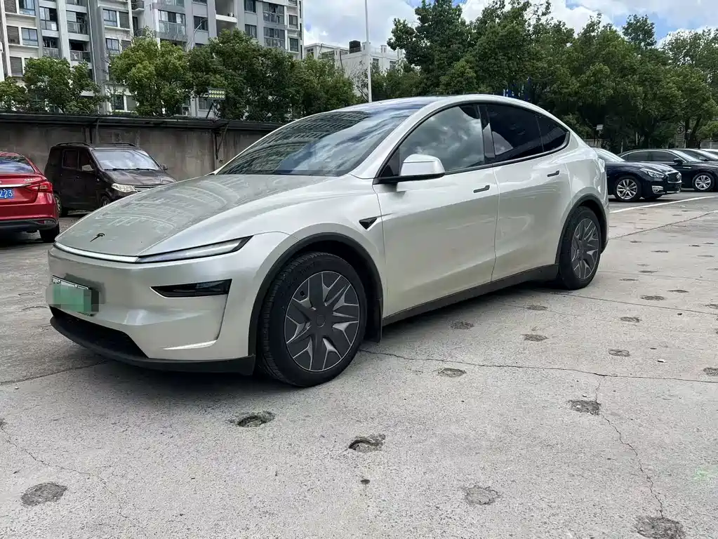 Tesla Model Y L 2026 — фото 1