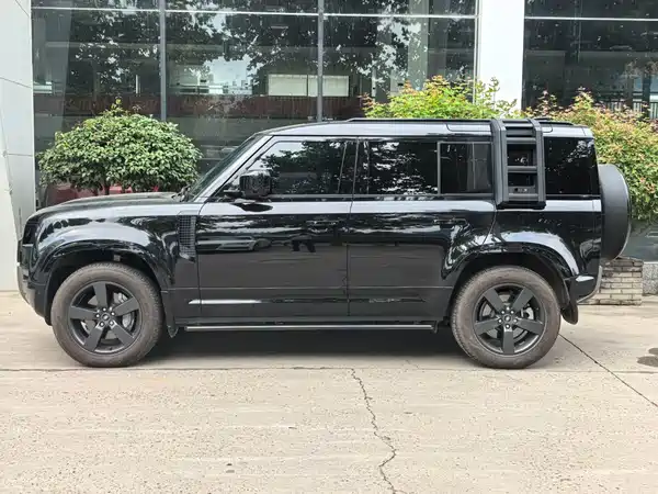 Land Rover Defender 2025
