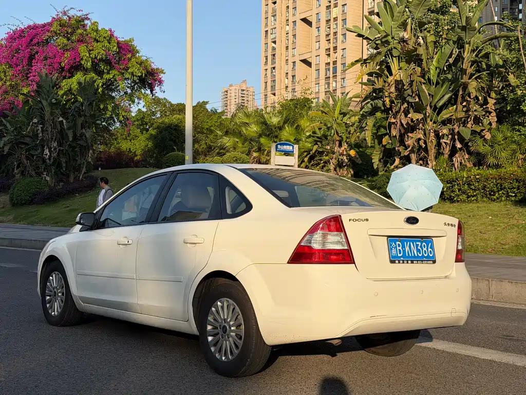 Ford Focus 2014 — фото 10