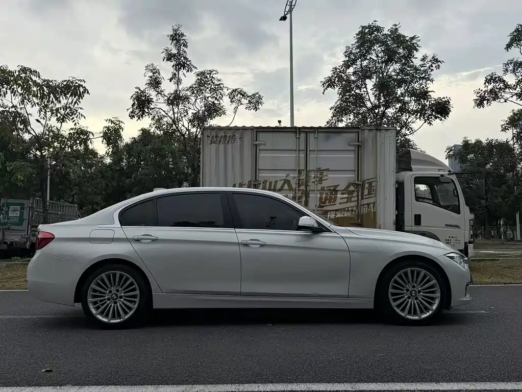 BMW 3 Series 2018 — фото 19
