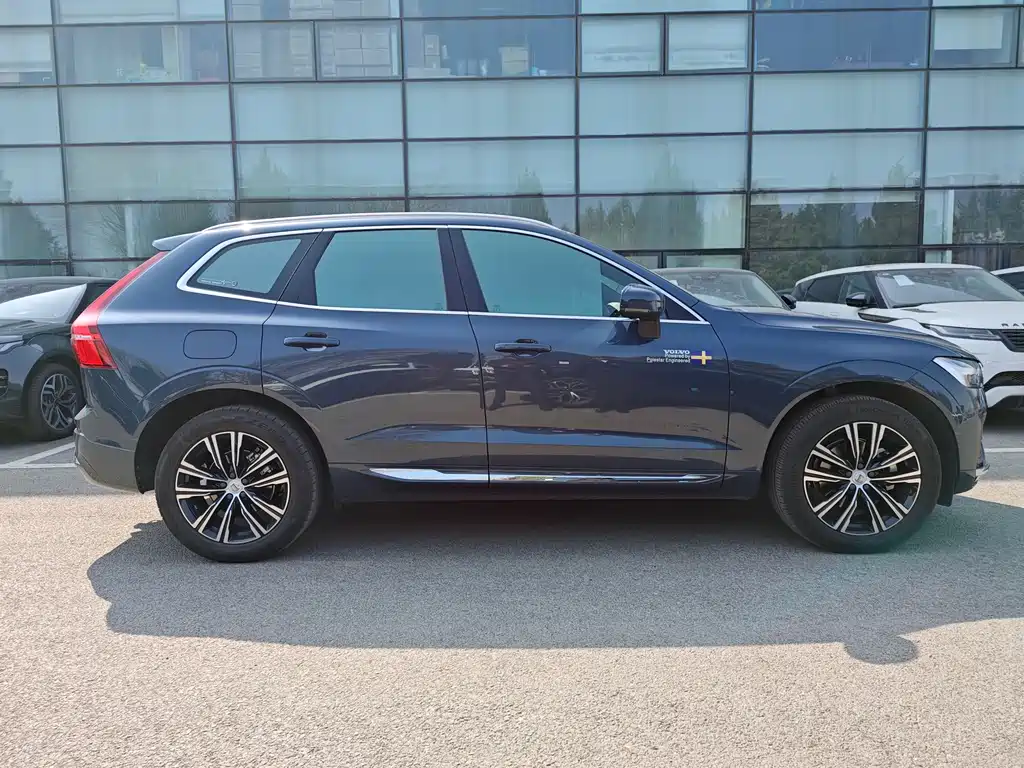Volvo XC60 2022 — фото 2