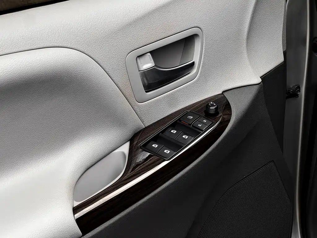 Toyota Sienna 2018 — фото 15