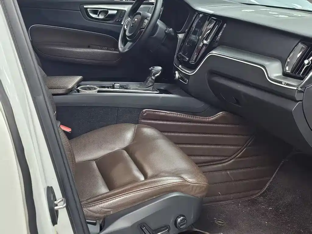 Volvo XC60 2020 — фото 13