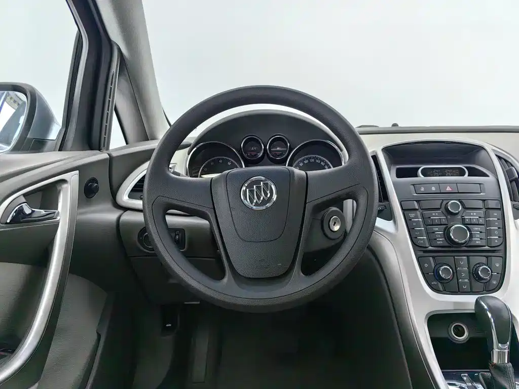 Buick Excelle 2012 — фото 11