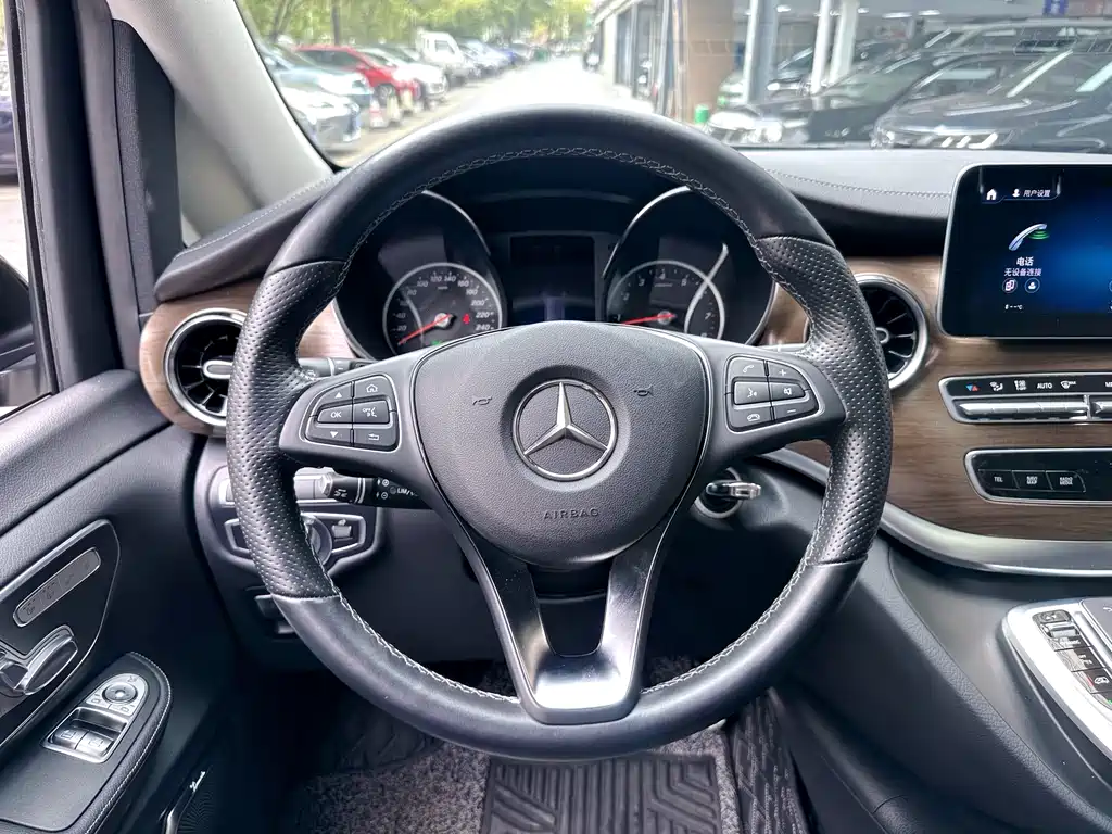 Mercedes-Benz V-Class 2022 — фото 18