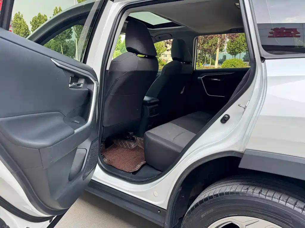 Toyota RAV4 2021 — фото 10