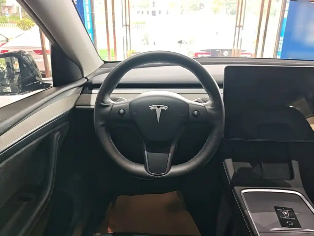 Tesla Model Y 2023 — фото 11