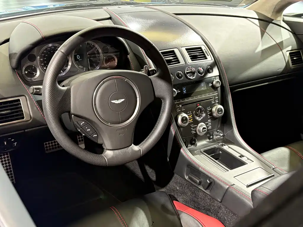 Aston Martin V8 Vantage 2010 — фото 9