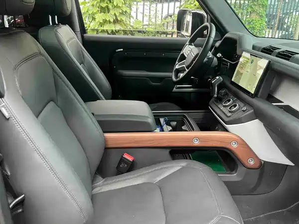 Land Rover Defender 2024