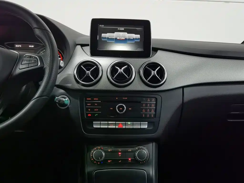 Mercedes-Benz B-Class 2017 — фото 12