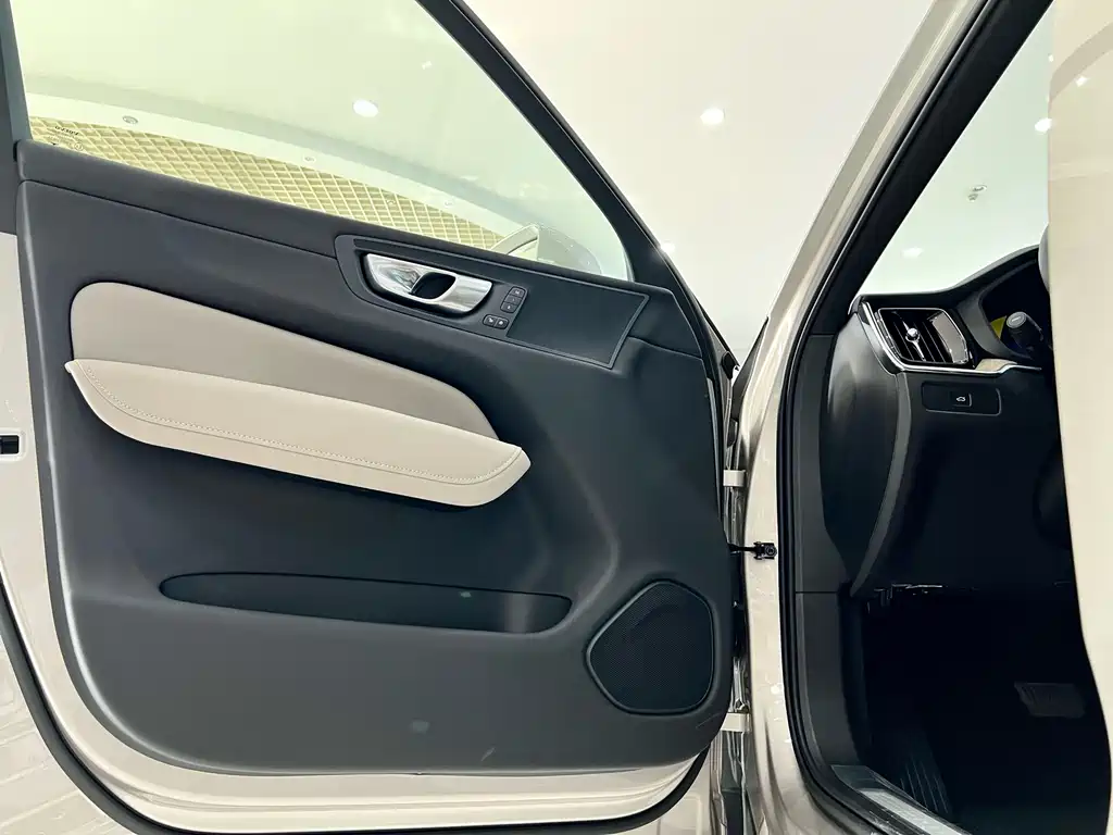 Volvo XC60 2026 — фото 19