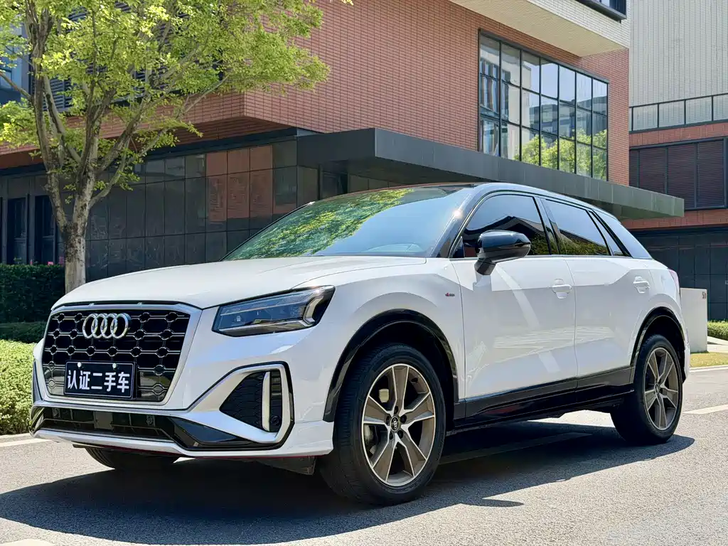 Audi Q2L 2022 — фото 1