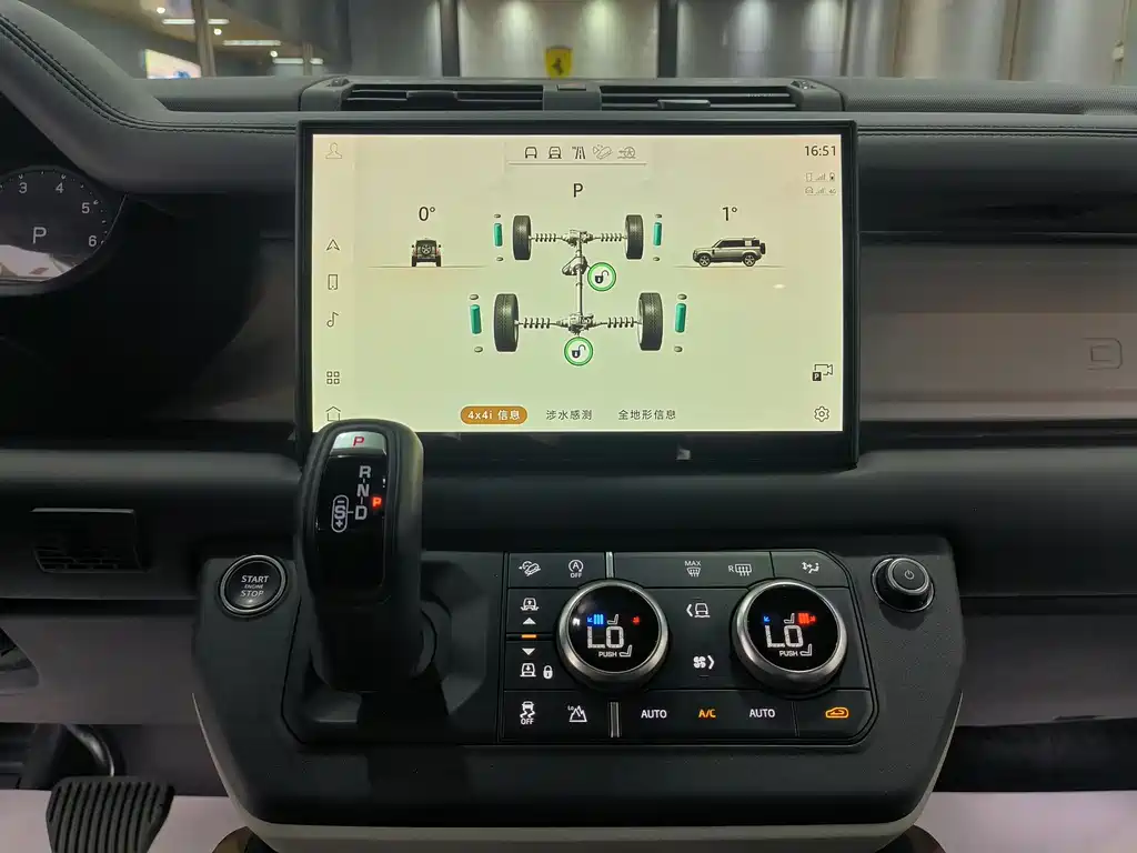 Land Rover Defender 2023 — фото 19