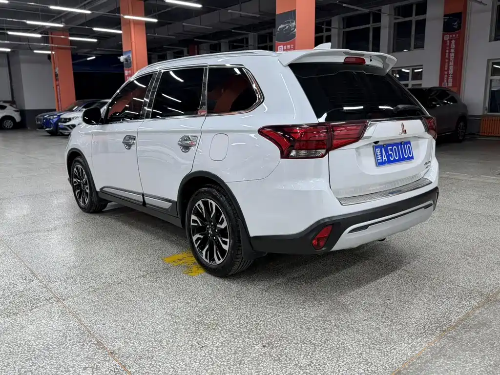 Mitsubishi Outlander 2020 — фото 5