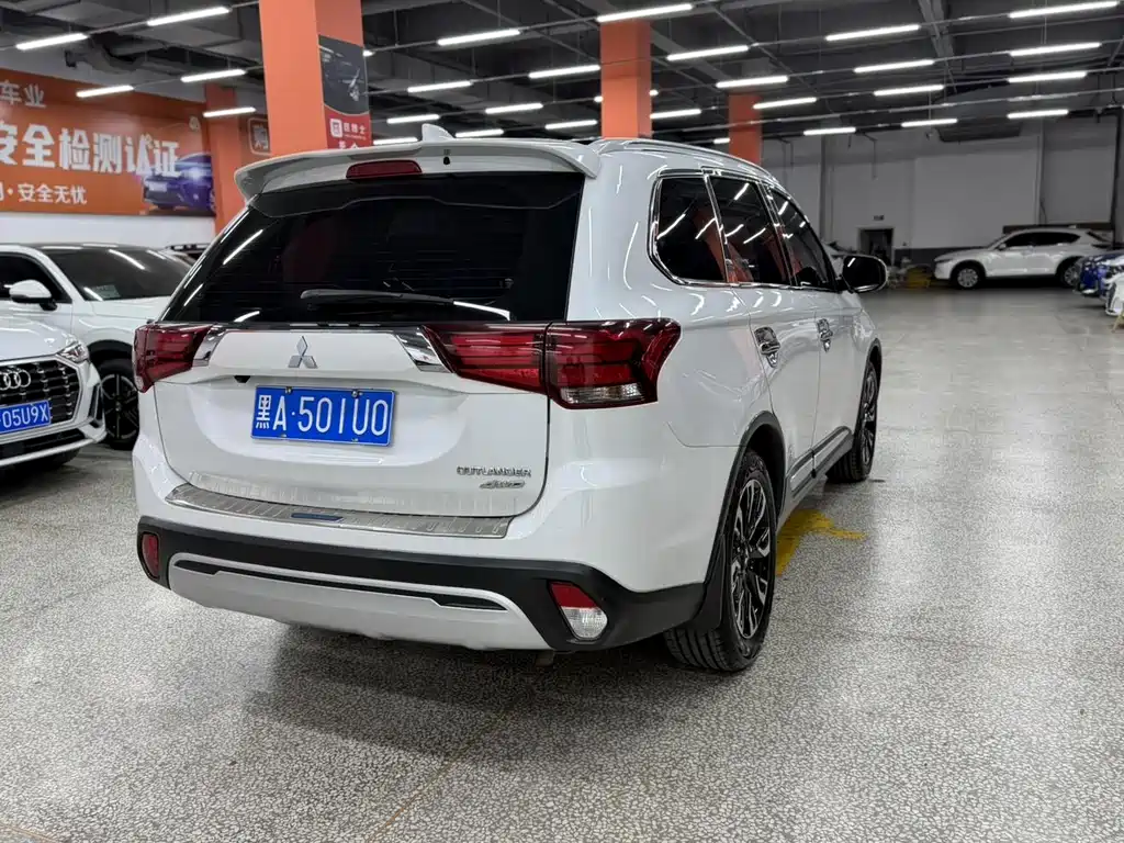 Mitsubishi Outlander 2020 — фото 2